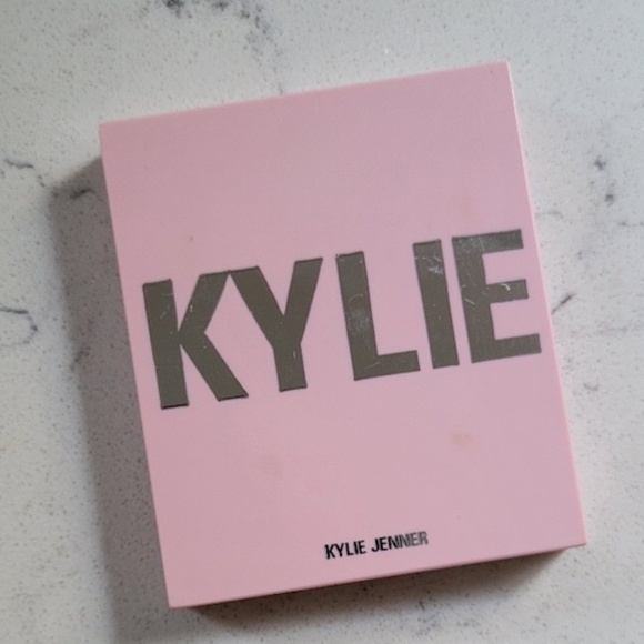 Kylie Jenner Kylighter Illuminating Powder in "Cheers Darling" - Picture 3 of 3
